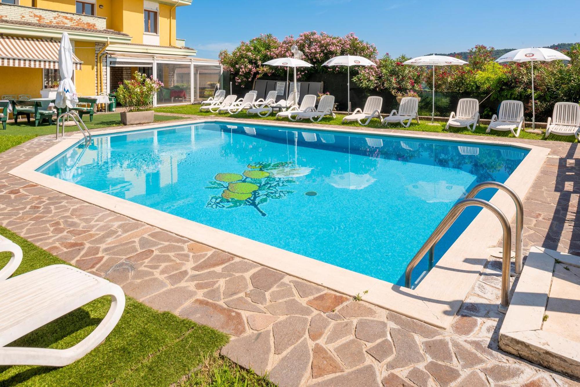 Residenza Panorama Aparthotel Костермано Екстериор снимка